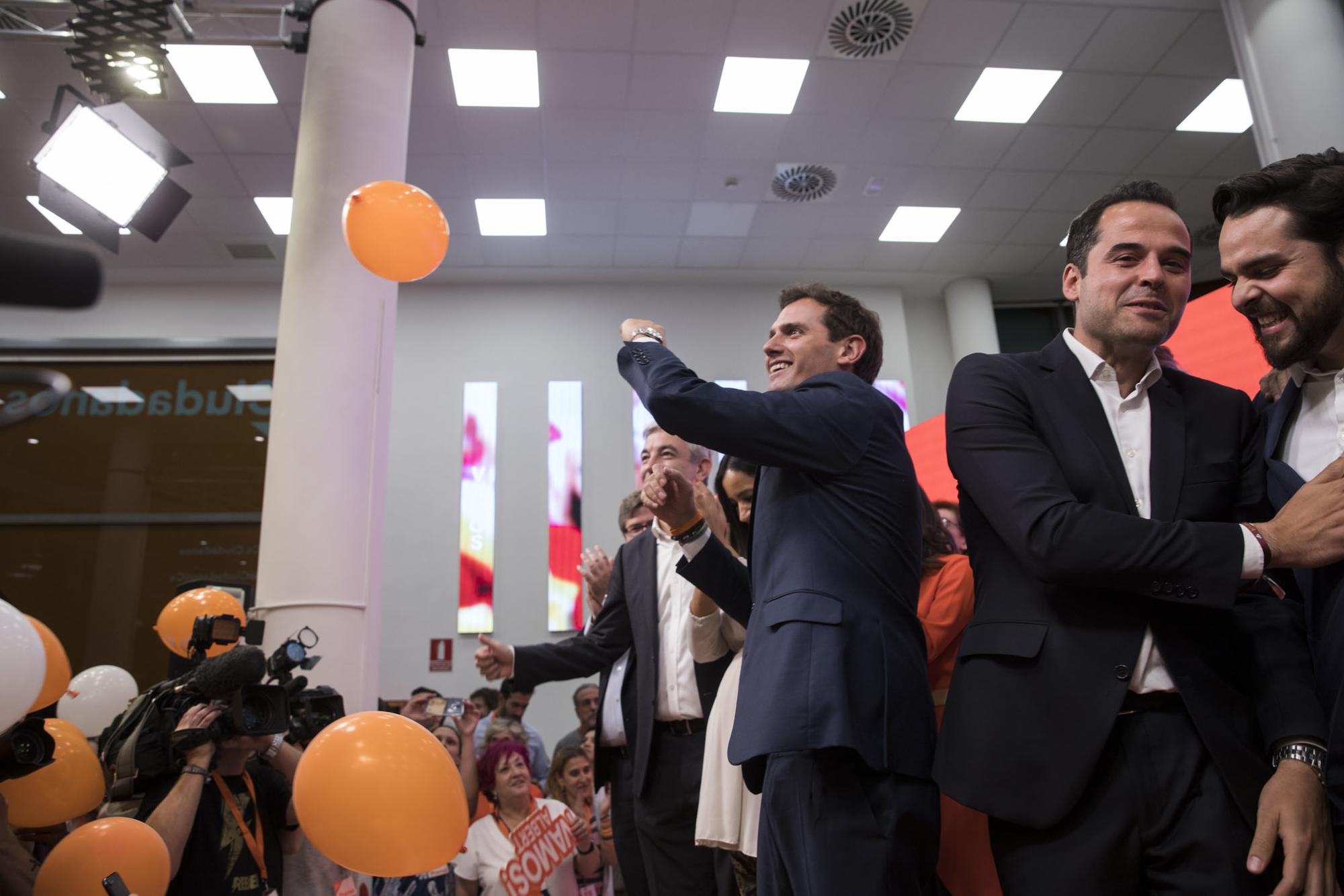 Noche electoral Ciudadanos 26M celebración y globos
